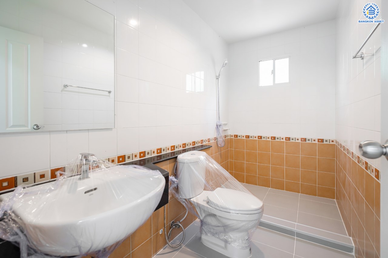 บ้านมือสองตกแต่งใหม่ หลังใหญ่ ม.ภัสสร14 บางใหญ่ ดีไซน์ทันสมัย เนื้อที่ 51.5 ตร.ว. รองรับทุกความสุข ฟังก์ชัน 3 ห้องนอน 2 ห้องน้ำ 2 ที่จอดรถ บนทำเลศักยภาพ ใกล้เซ็นทรัลเวสต์เกต ทางด่วน "ศรีรัช" และรถไฟฟ้าสายสีม่วง "สถานีตลาดบางใหญ่"